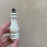 Porcelain handle for toilets