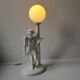Lampe femme céramique et globe opaline année 80