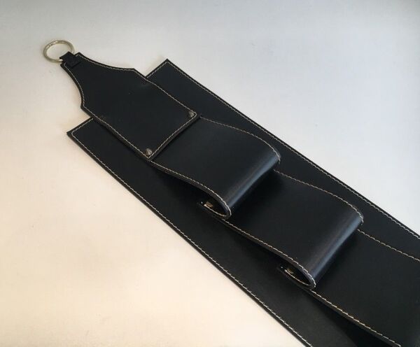 Porte-revues mural en cuir attribué à Jacques Adnet