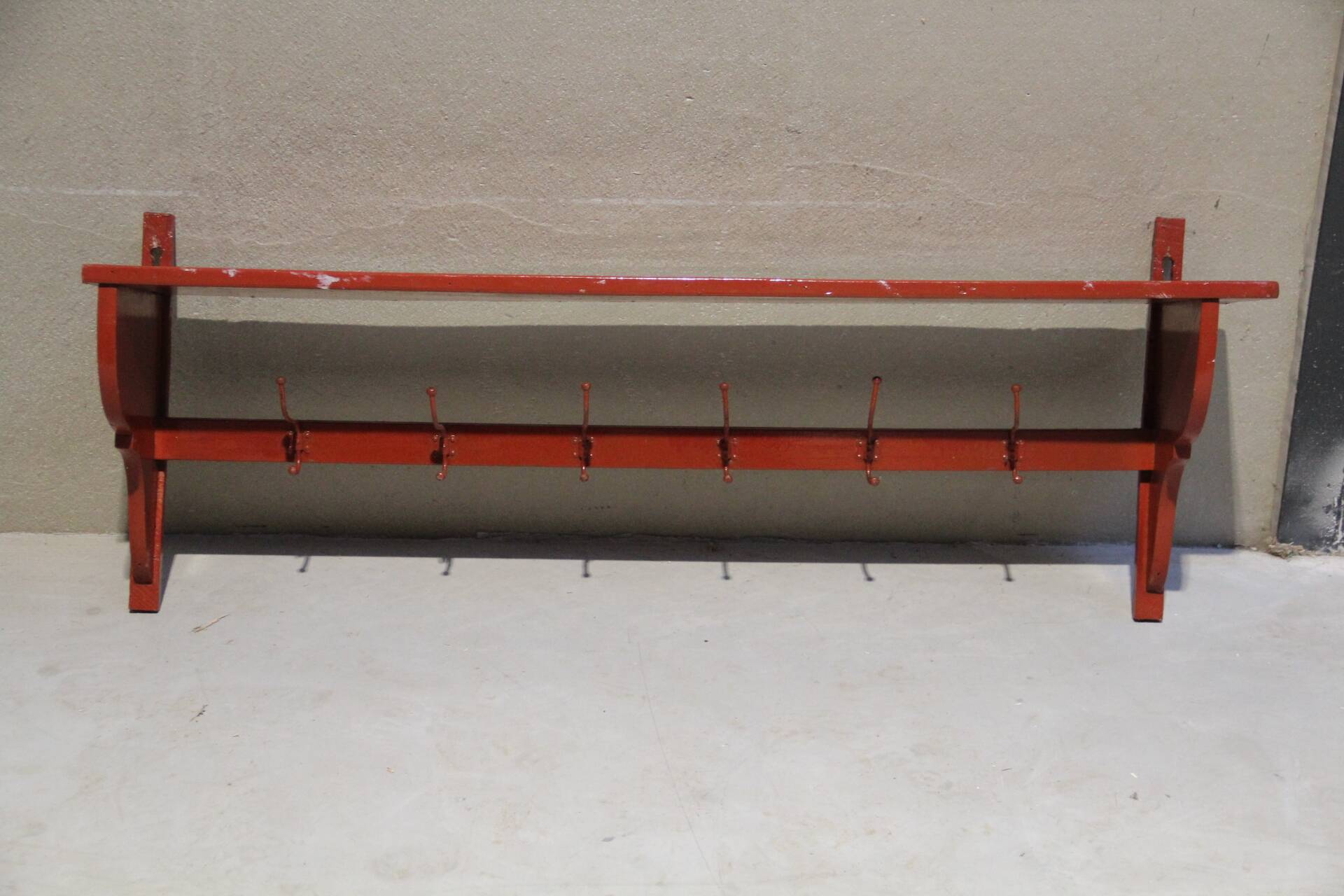 Ancienne étagère d'atelier avec 6 patères