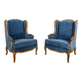 Paire de bergères à oreilles de style Louis XV en velours bleu