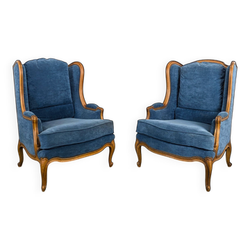 Paire de bergères à oreilles de style Louis XV en velours bleu