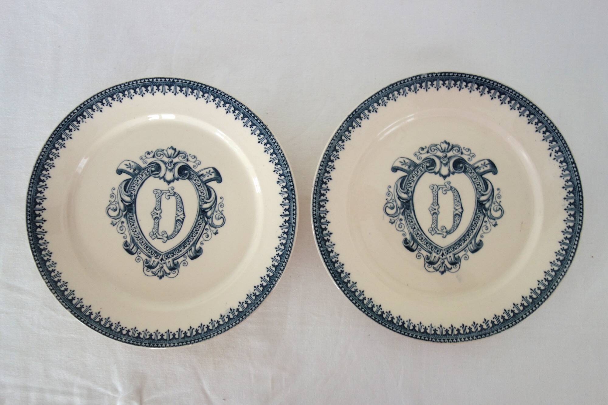 2 plates on foot Terre de fer Vermont & Blanchet circa 1900