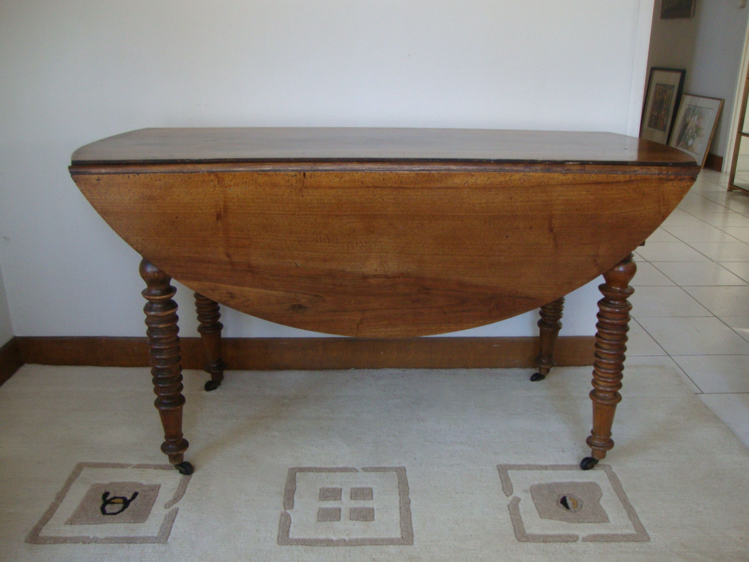 Mid-19th-century walnut round table with shutters, flaps