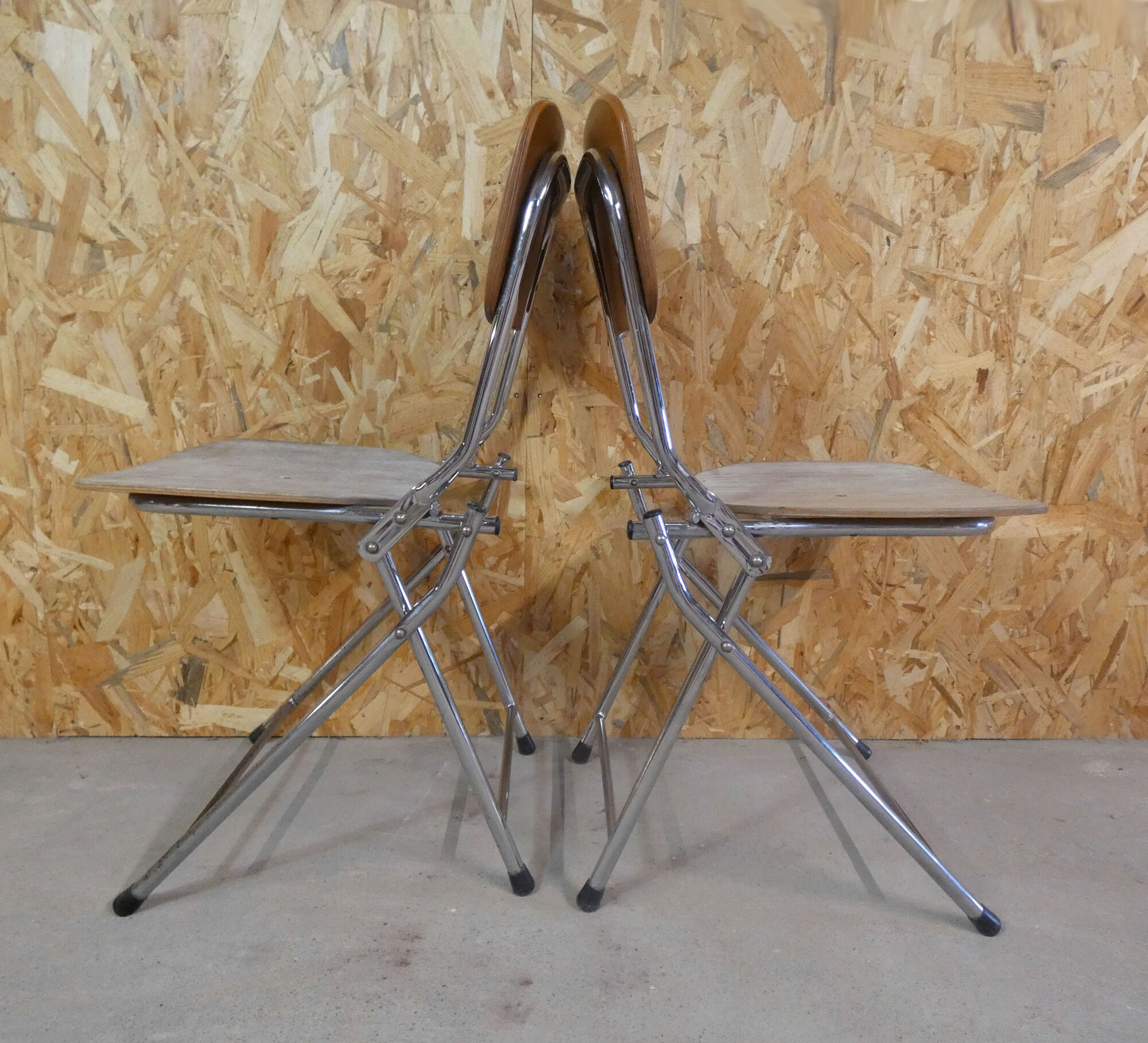 2 Eyrel folding chairs in chromed metal and skai 1970s