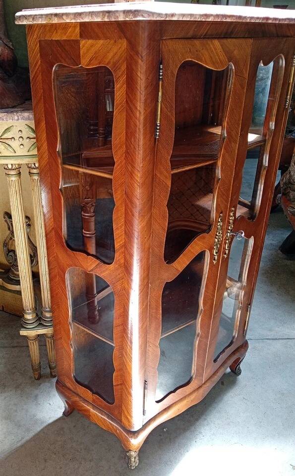 Vitrine d’époque Louis XV en bois de rose marqueté