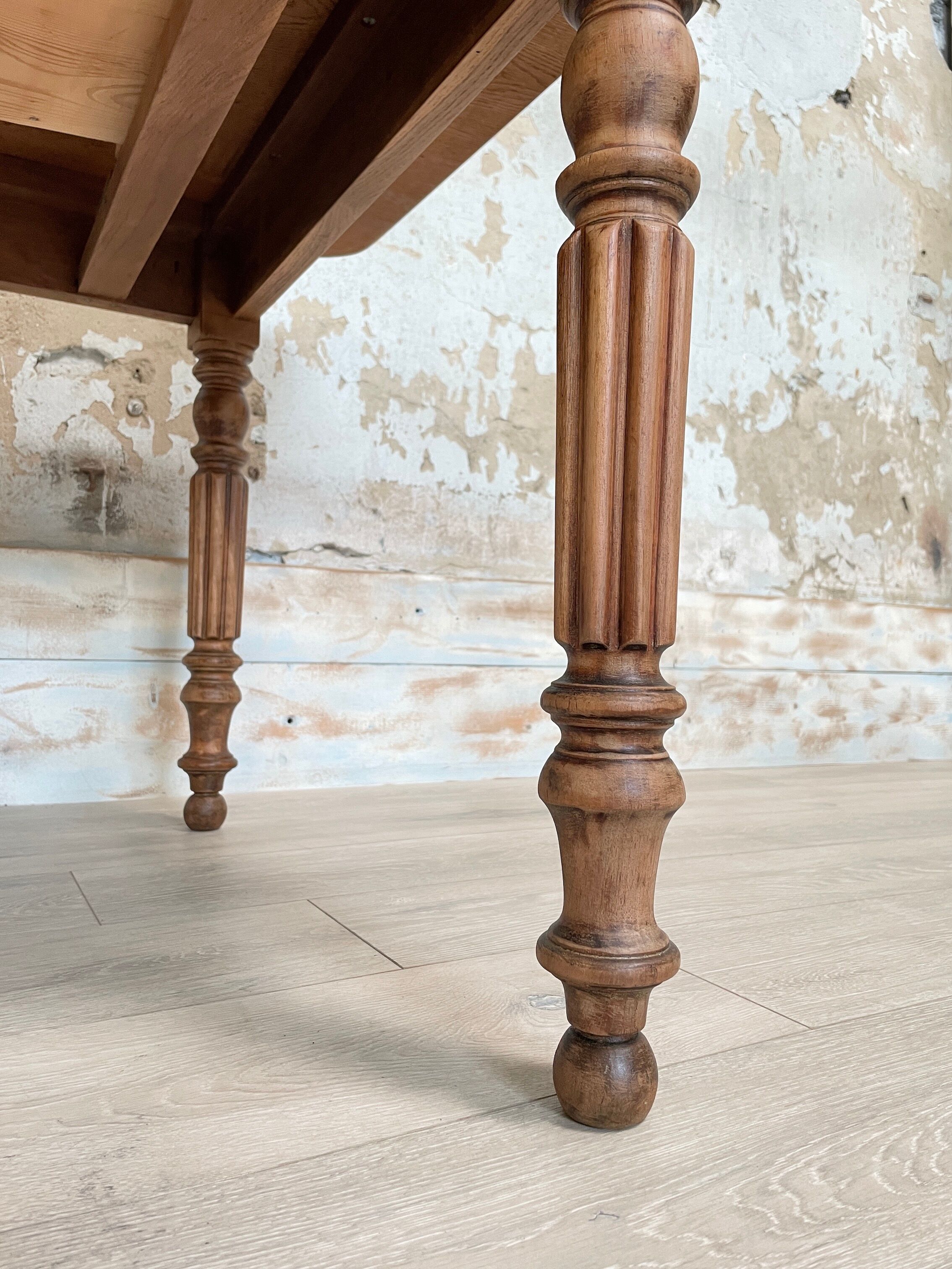 Table with turned legs in solid wood