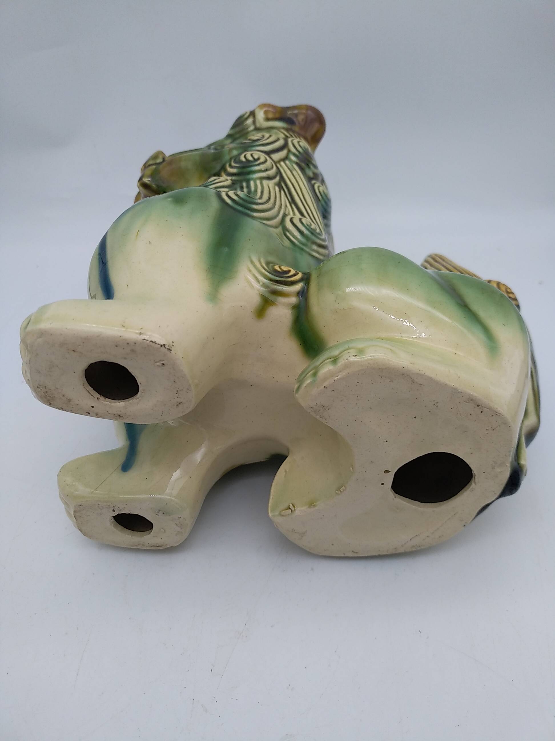 Ceramic Fô dog. Sancai color.