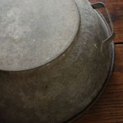 Round zinc basin planter with two handles underneath