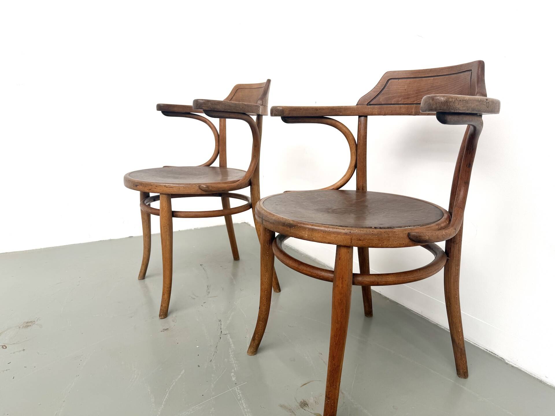 Paire de Fauteuils de Bureau Thonet – Hêtre Courbé & Assises Pyrogravées