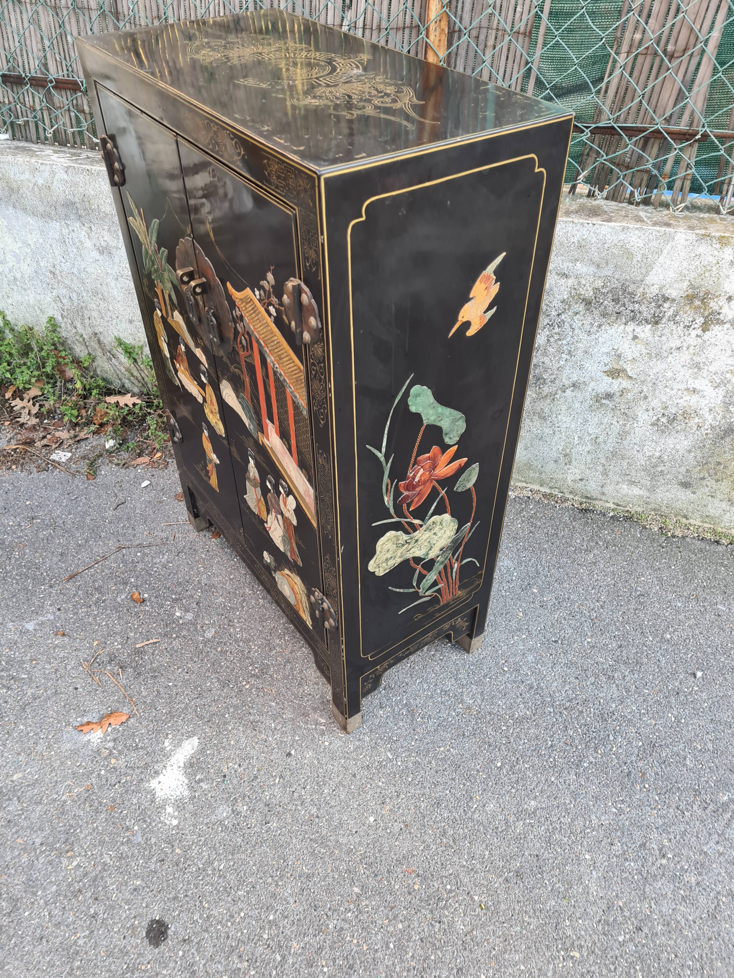 Meuble chinois ouvrant à 2 portes laque noire et pierres dures