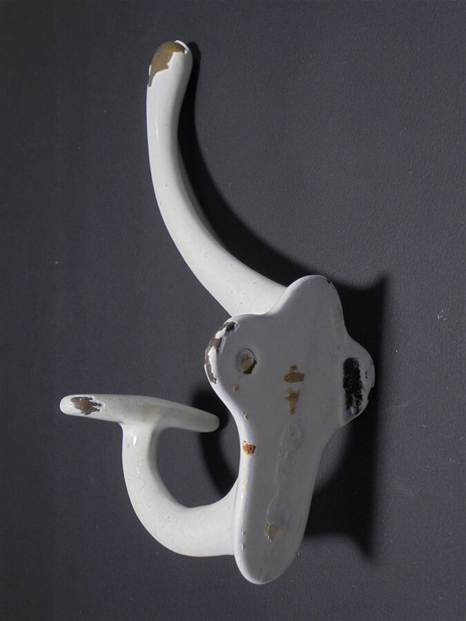 Enamelled cast iron hook