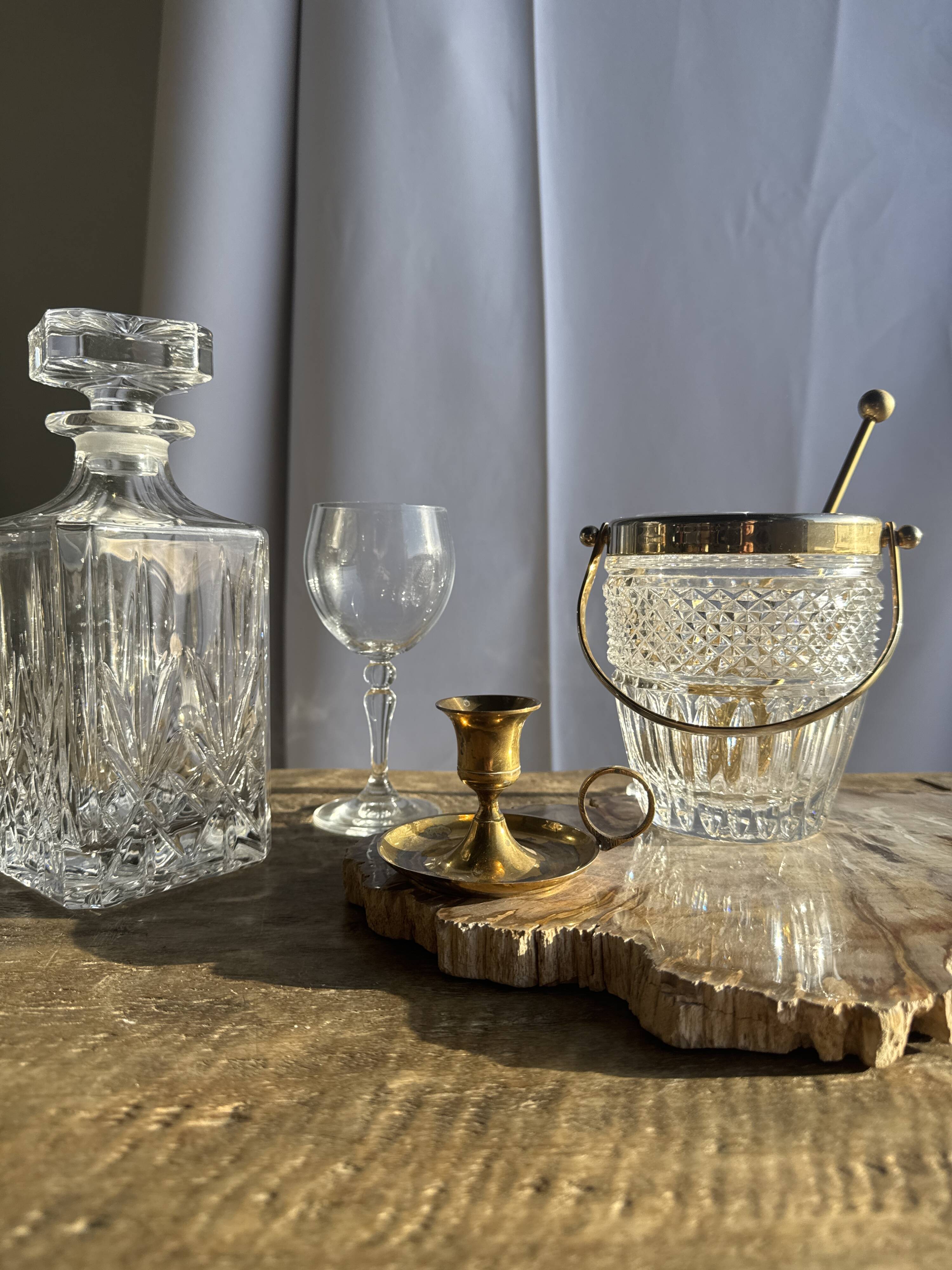 Small golden hand candlestick with a round loop handle D8 H6.5