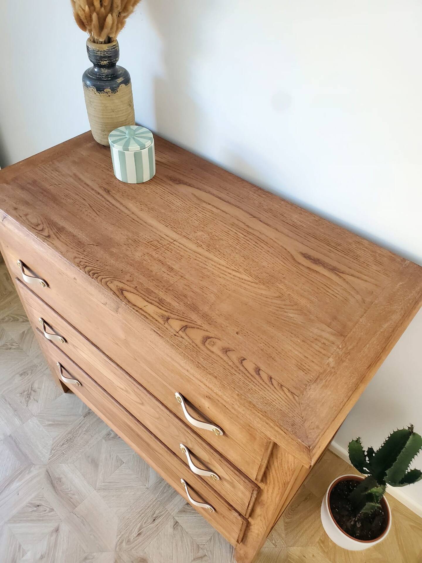Solid wood chest of drawers