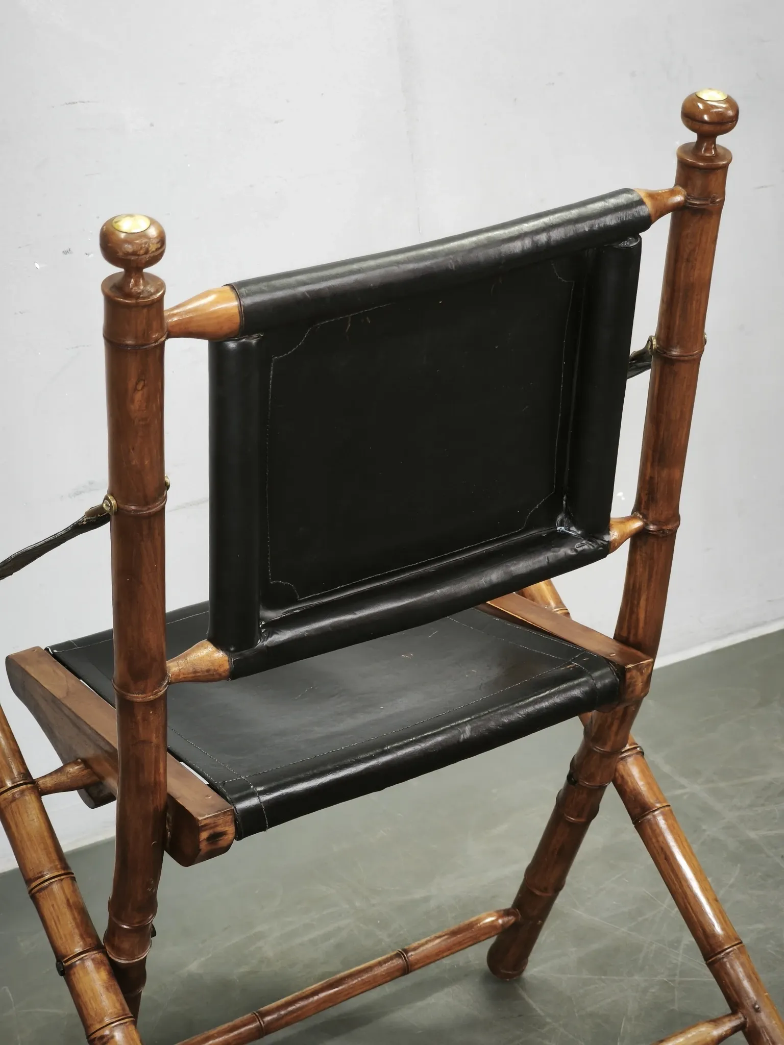 1970s French Folding Safari Chair in Teak, Black Leather and Brass
