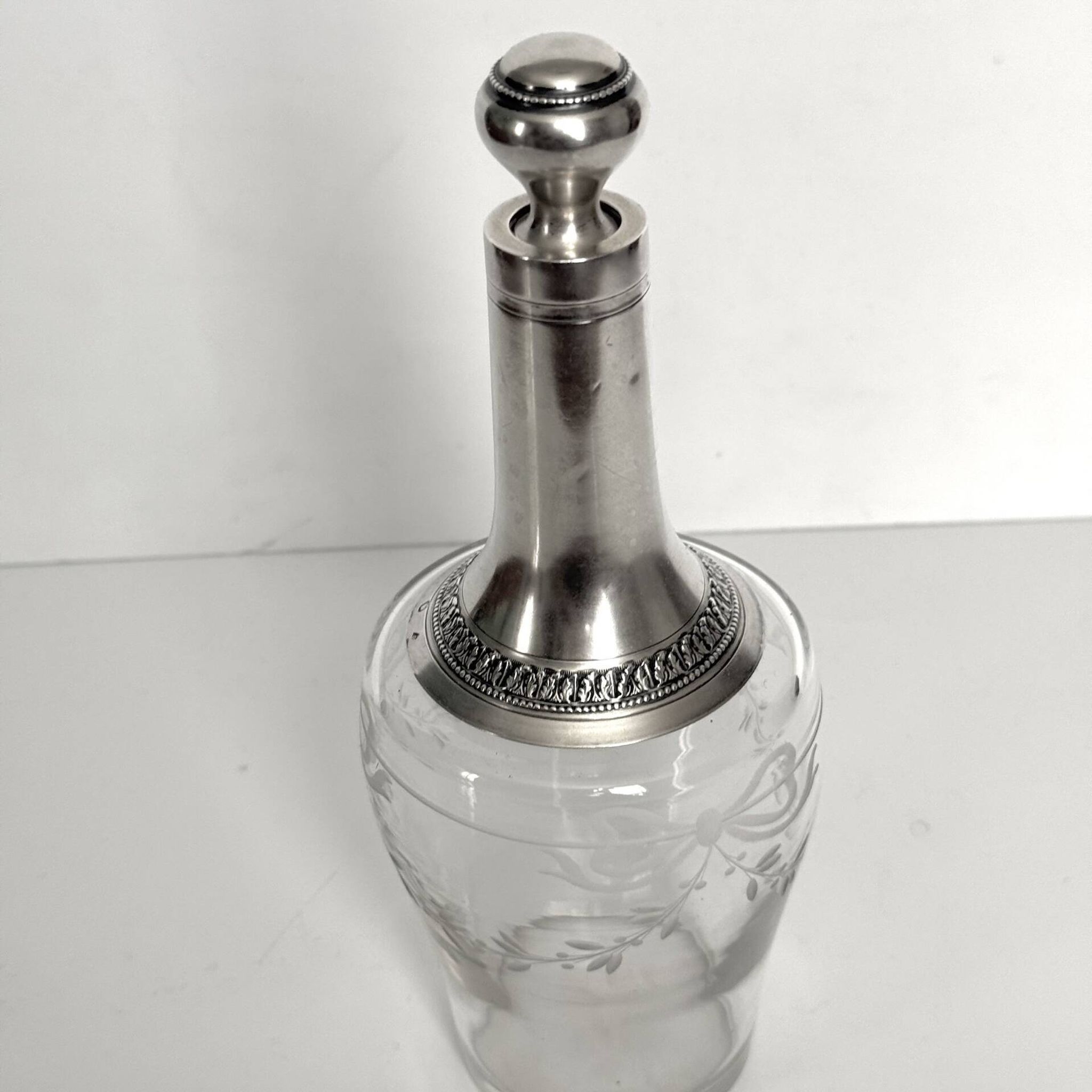 Carafe ancienne en cristal et argent massif – décor rubans et guirlande