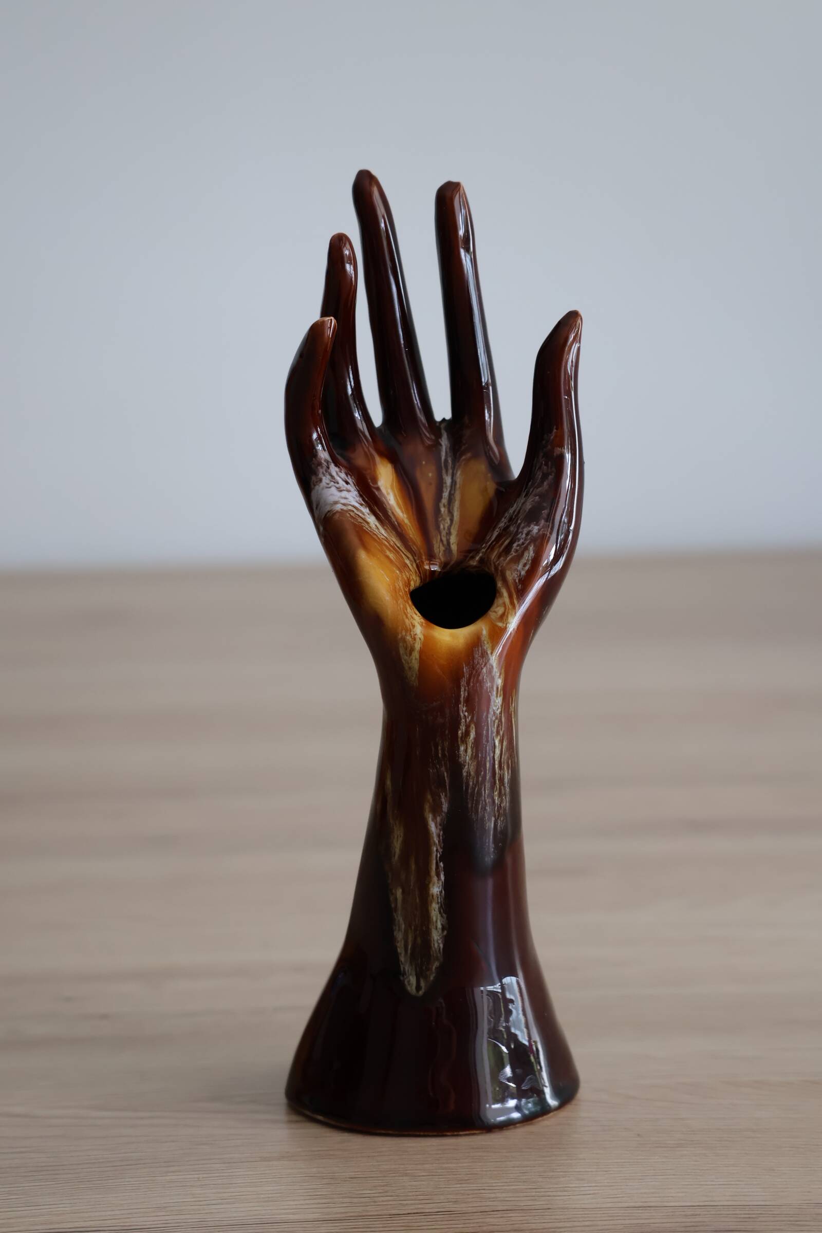 Main baguier ou vase soliflore années 70 en céramique émaillée