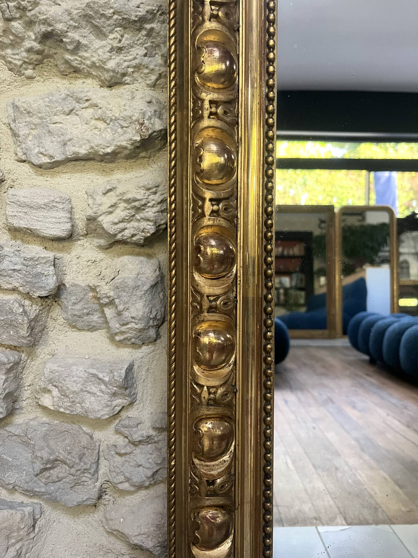 Miroir de cheminée Napoléon III 150,5/120cm, doré à la feuille d’or