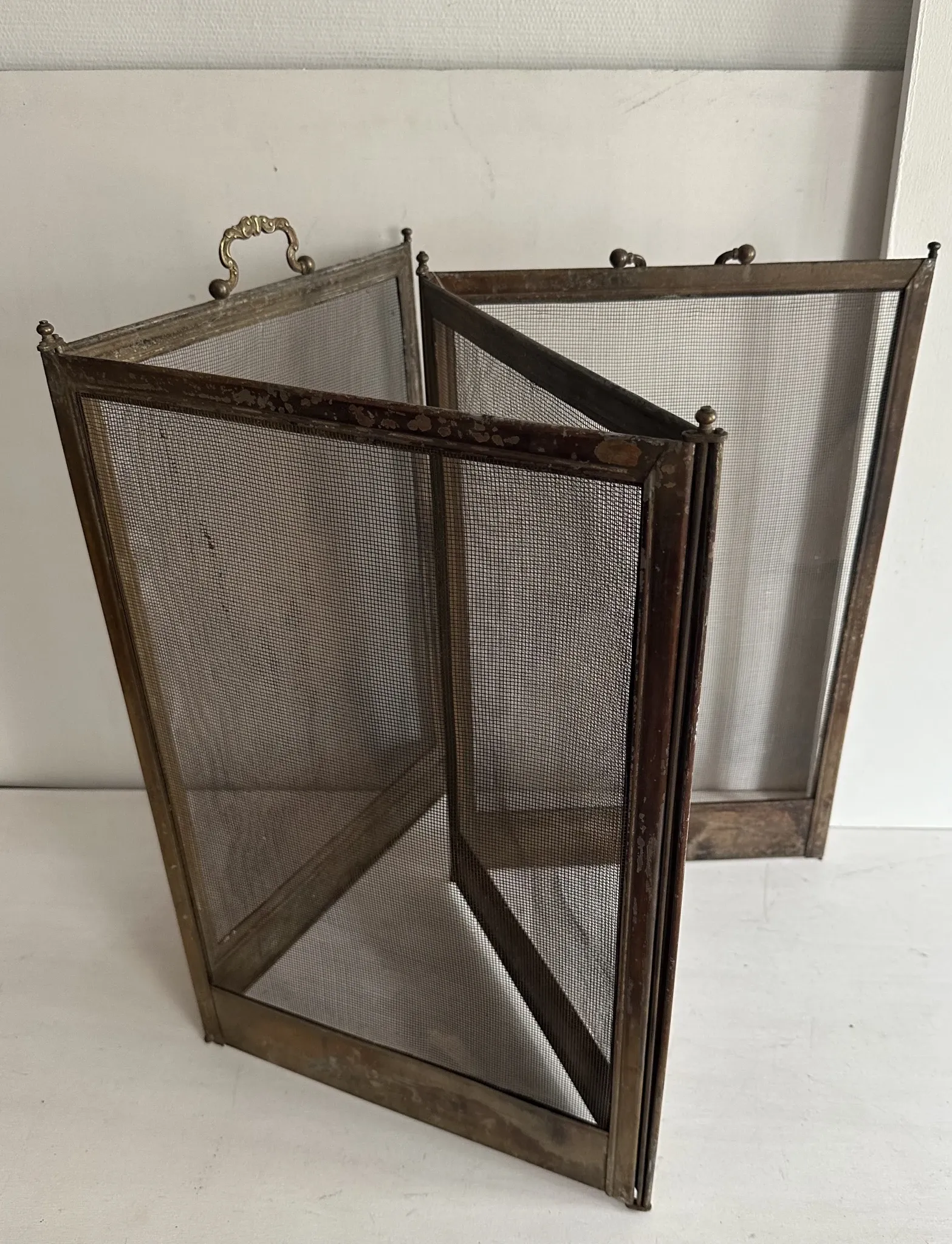 Antique brass and iron mesh spark guard with 4 panels – Early 20th century
