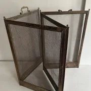 Antique brass and iron mesh spark guard with 4 panels – Early 20th century