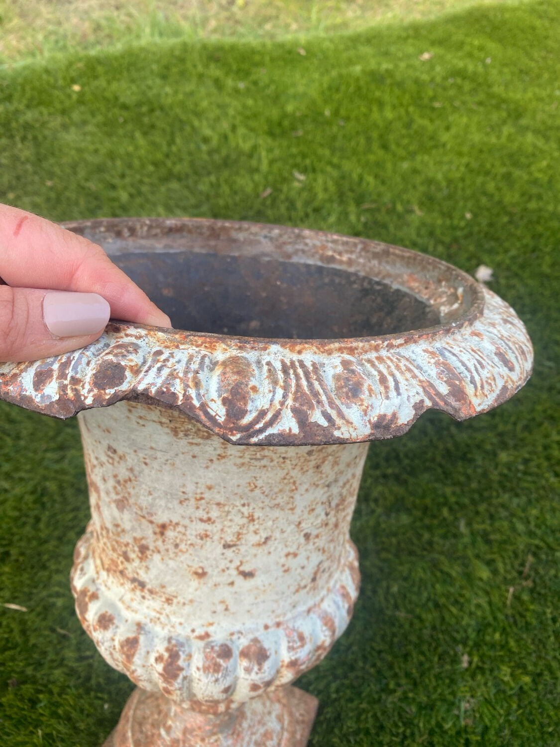 Large Medicis vase in white cast iron.