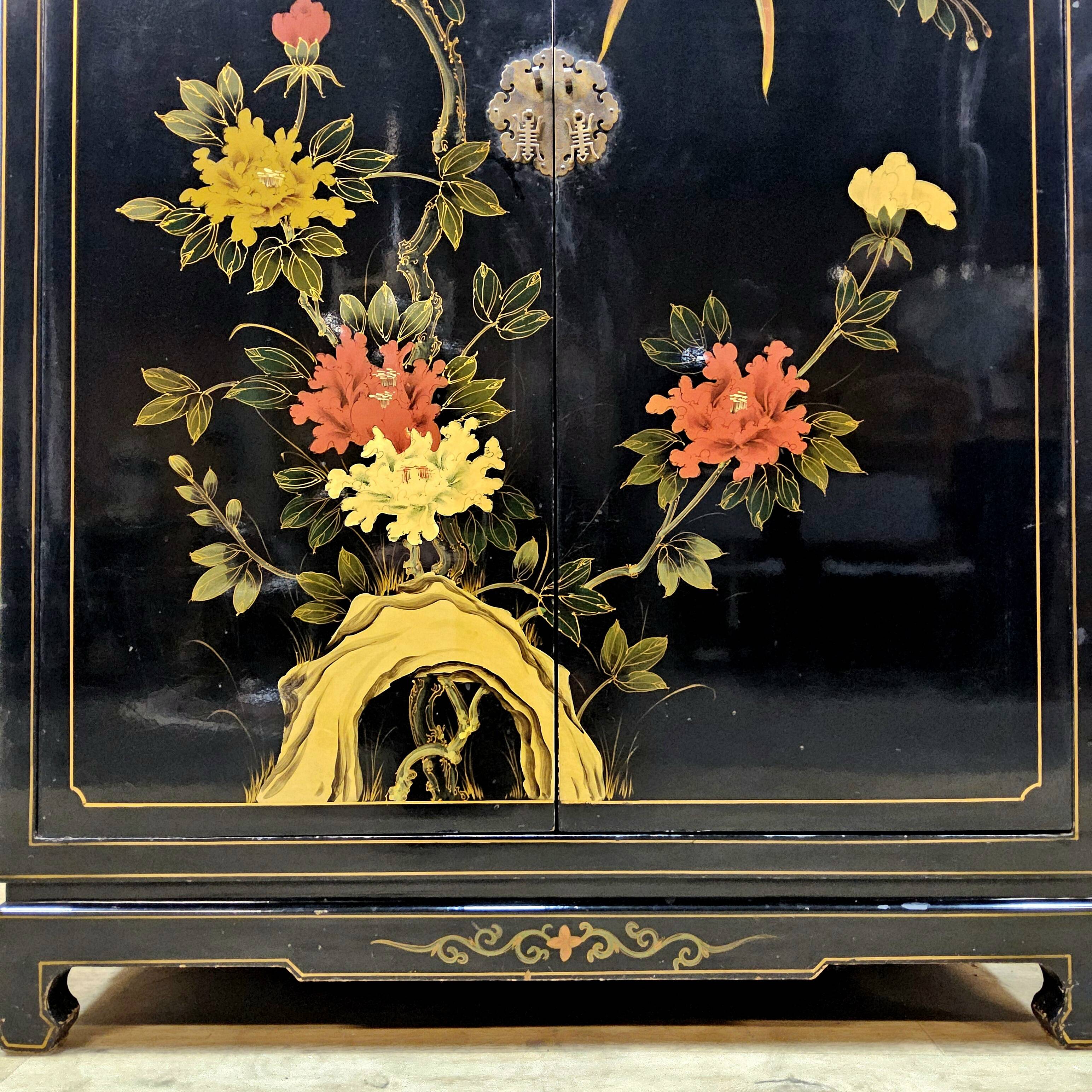 Cabinet vintage chinois laqué noir avec oiseaux et fleurs bohème
