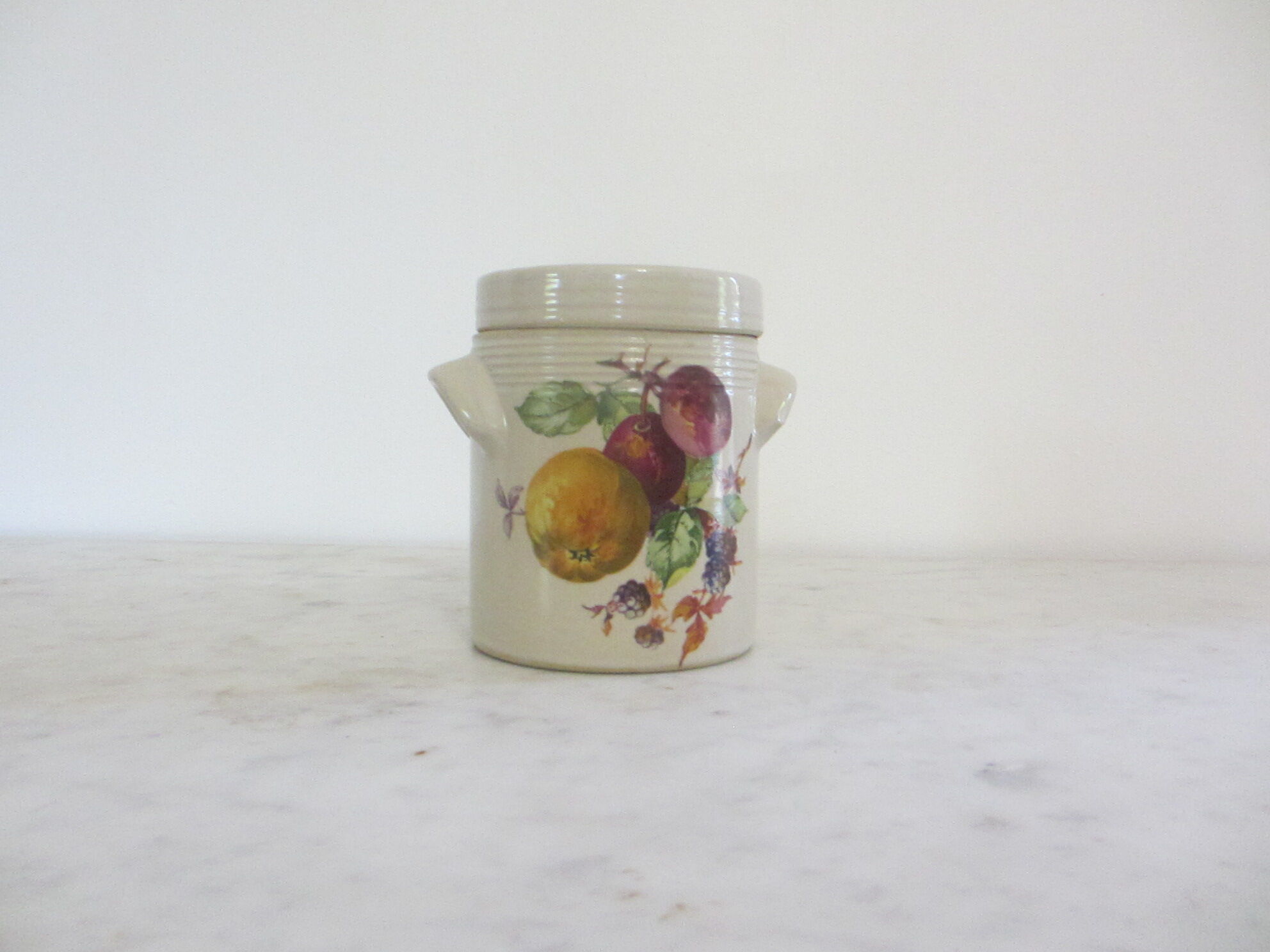 Stoneware pot with fruit decoration