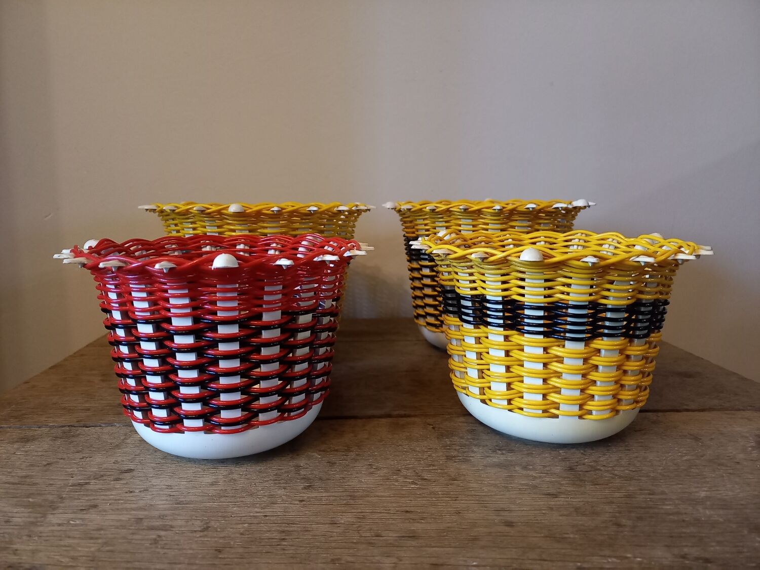 Lot de 4 vases en scoubidou vintage