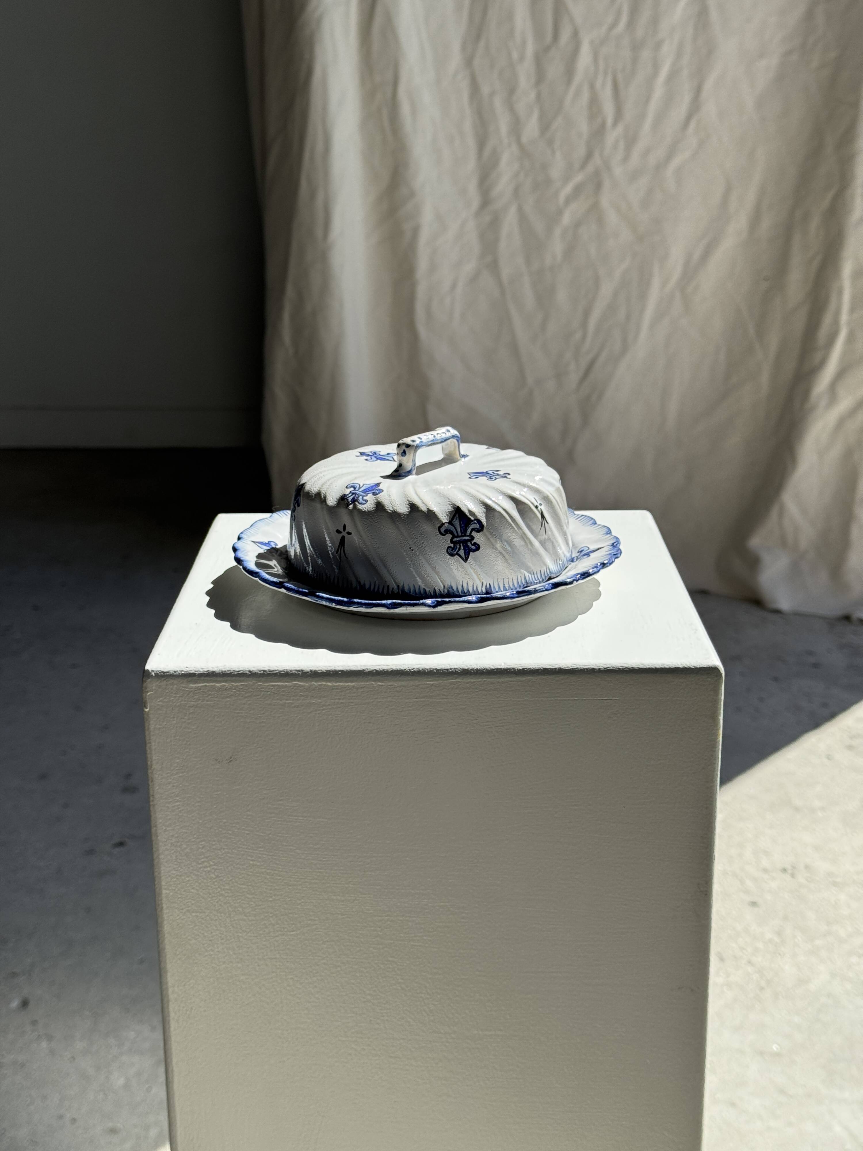 Ceramic cheese dome with lily flower decoration H7 D19