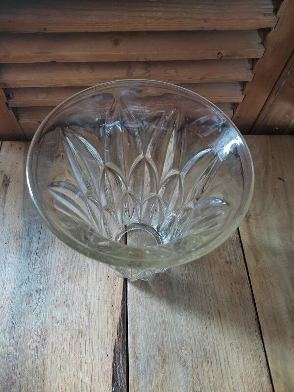 Chiseled molded glass vase