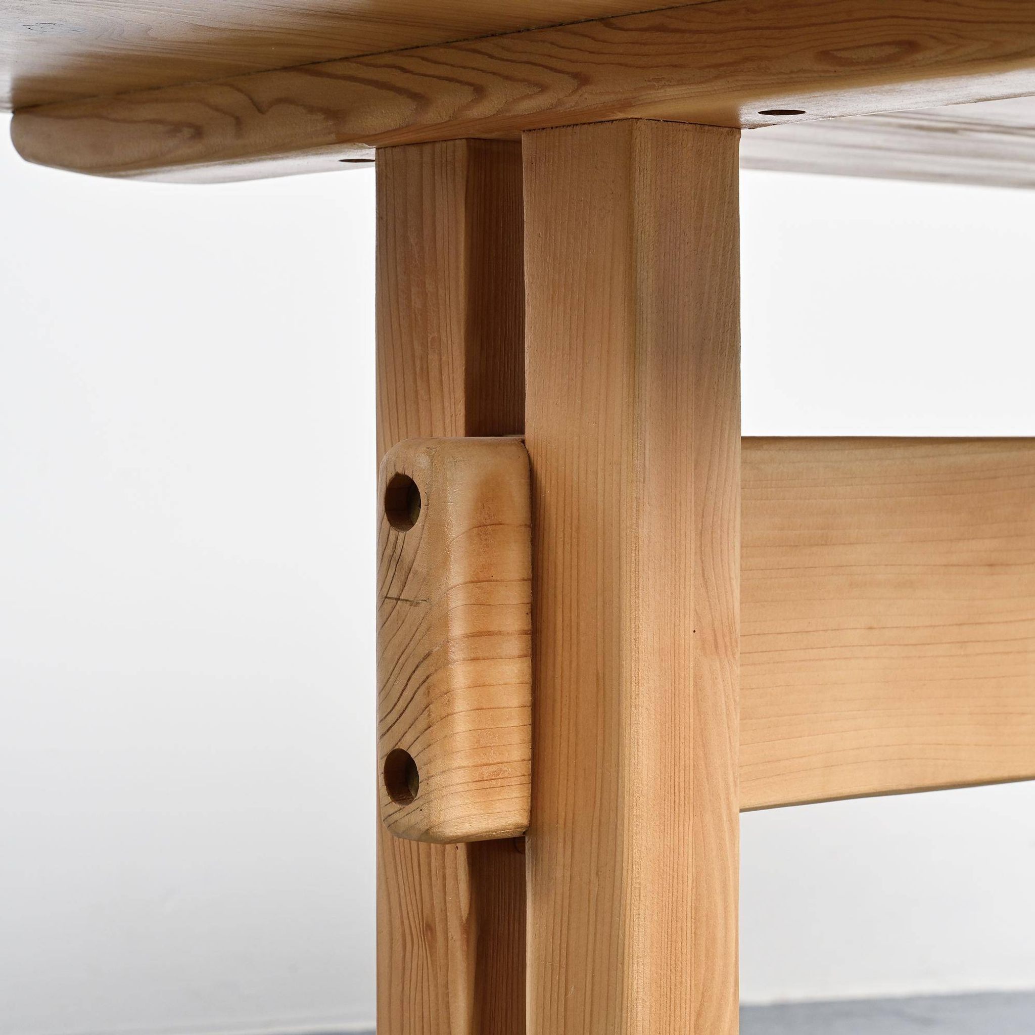 Table en pin massif, Les Arcs, France.