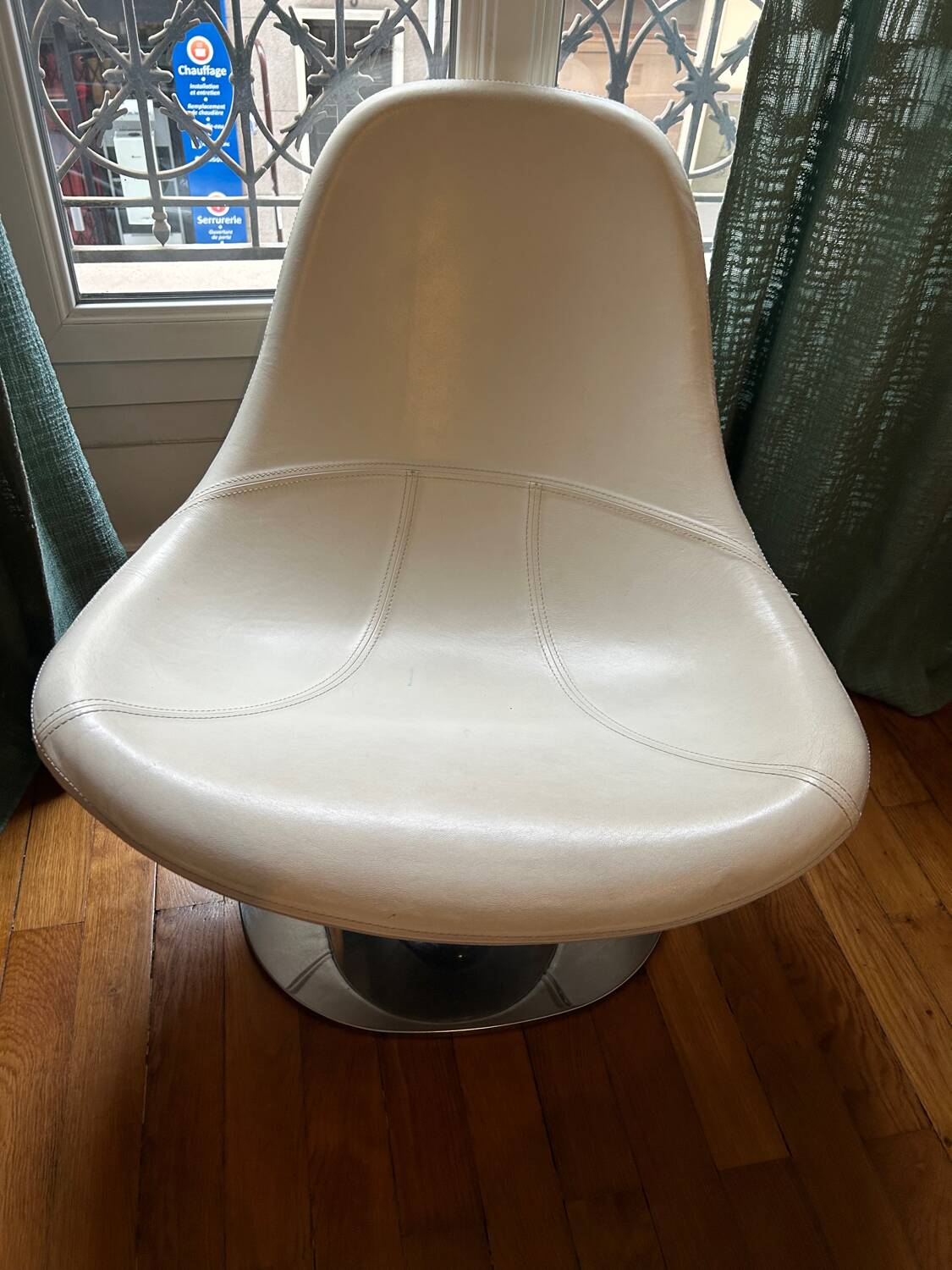 Fauteuil pivotant "egg tirup" de carl öjerstam ", cuir blanc