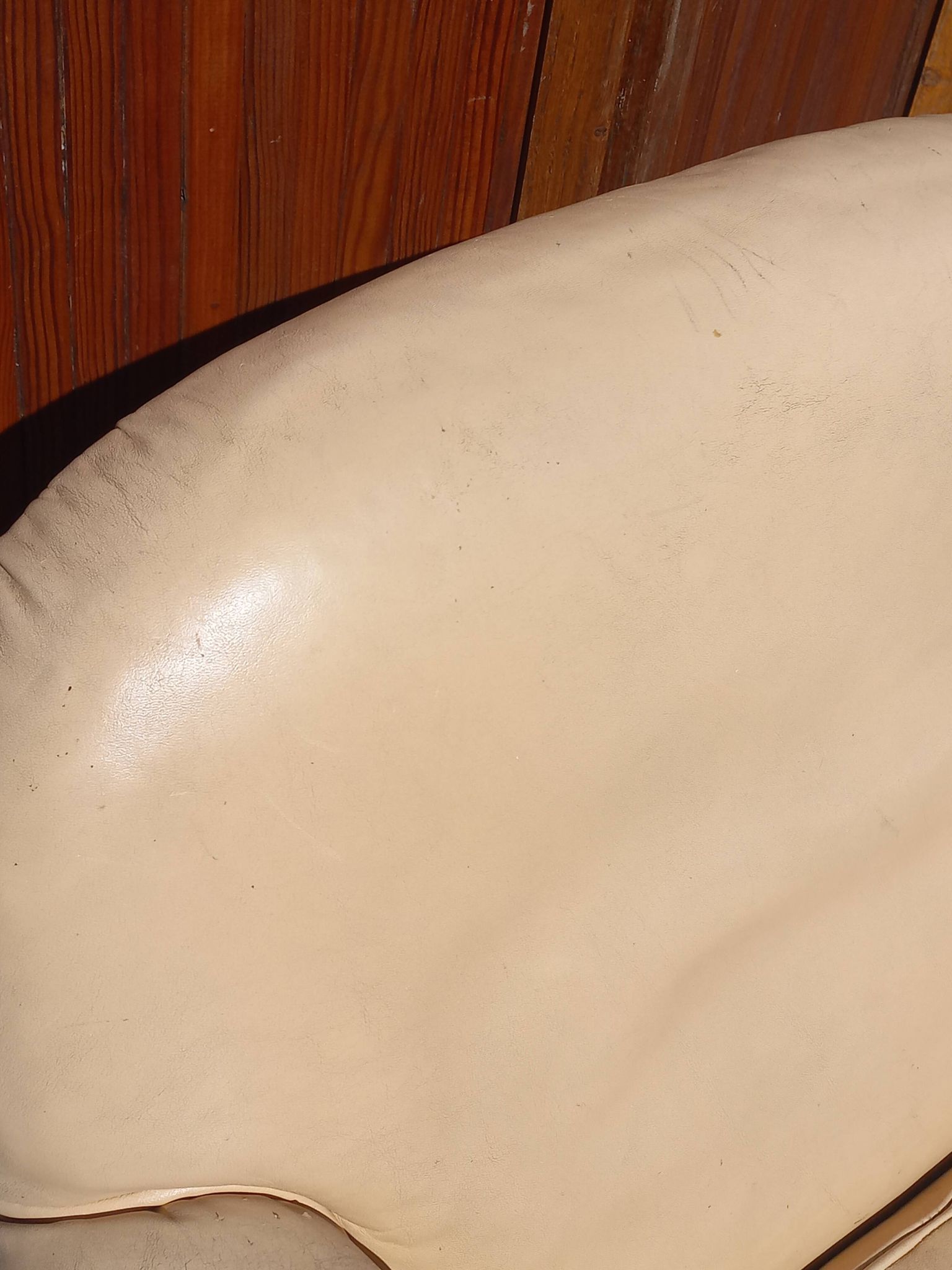 Pair of 1930s club armchairs in ivory leather.
