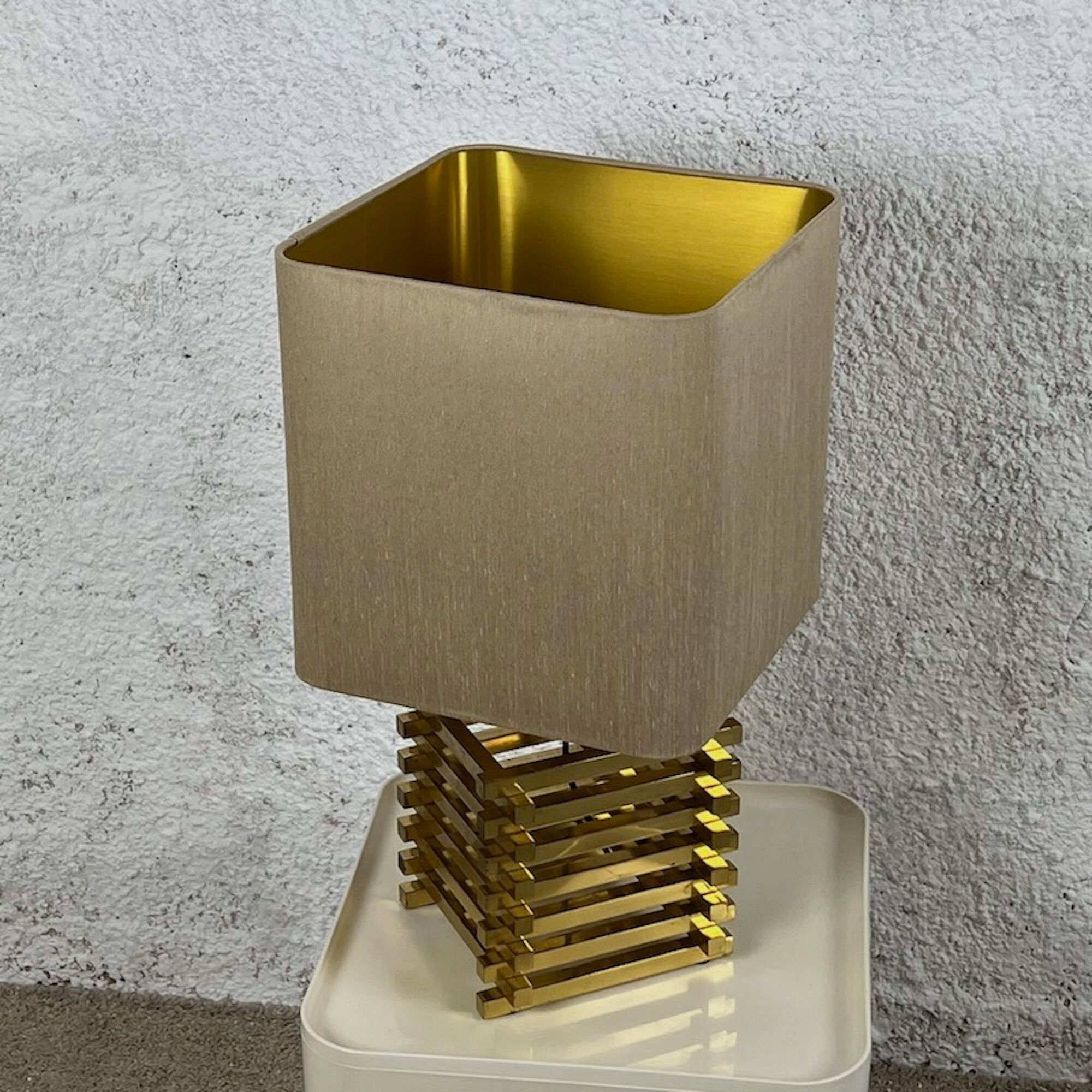 Lampe de table en laiton de luxe par Romeo Rega, années 60