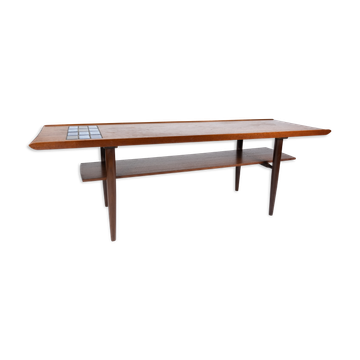 Table basse en teck avec tuiles bleues de design danois des années 1960.