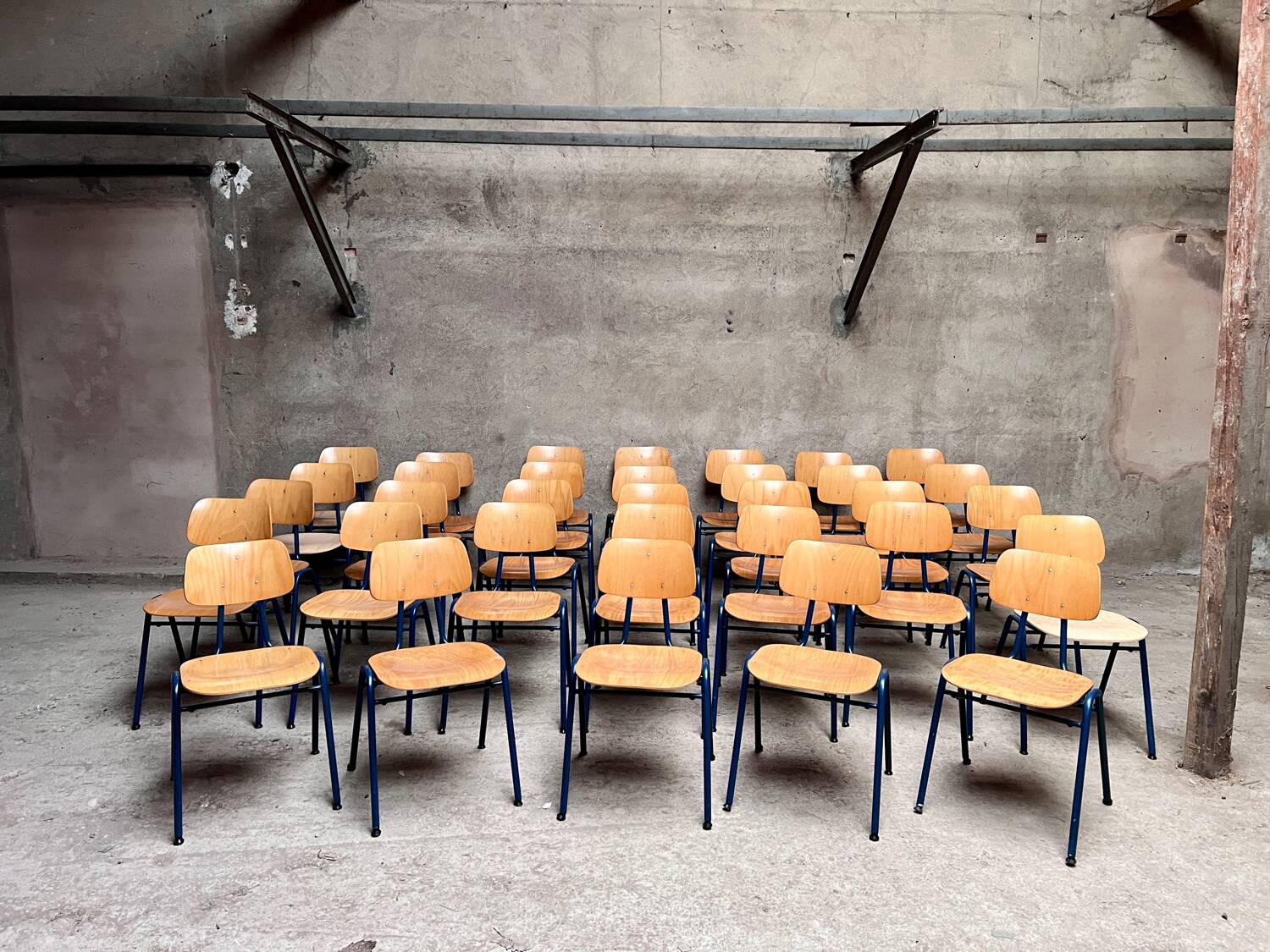 Stackable school chair 32