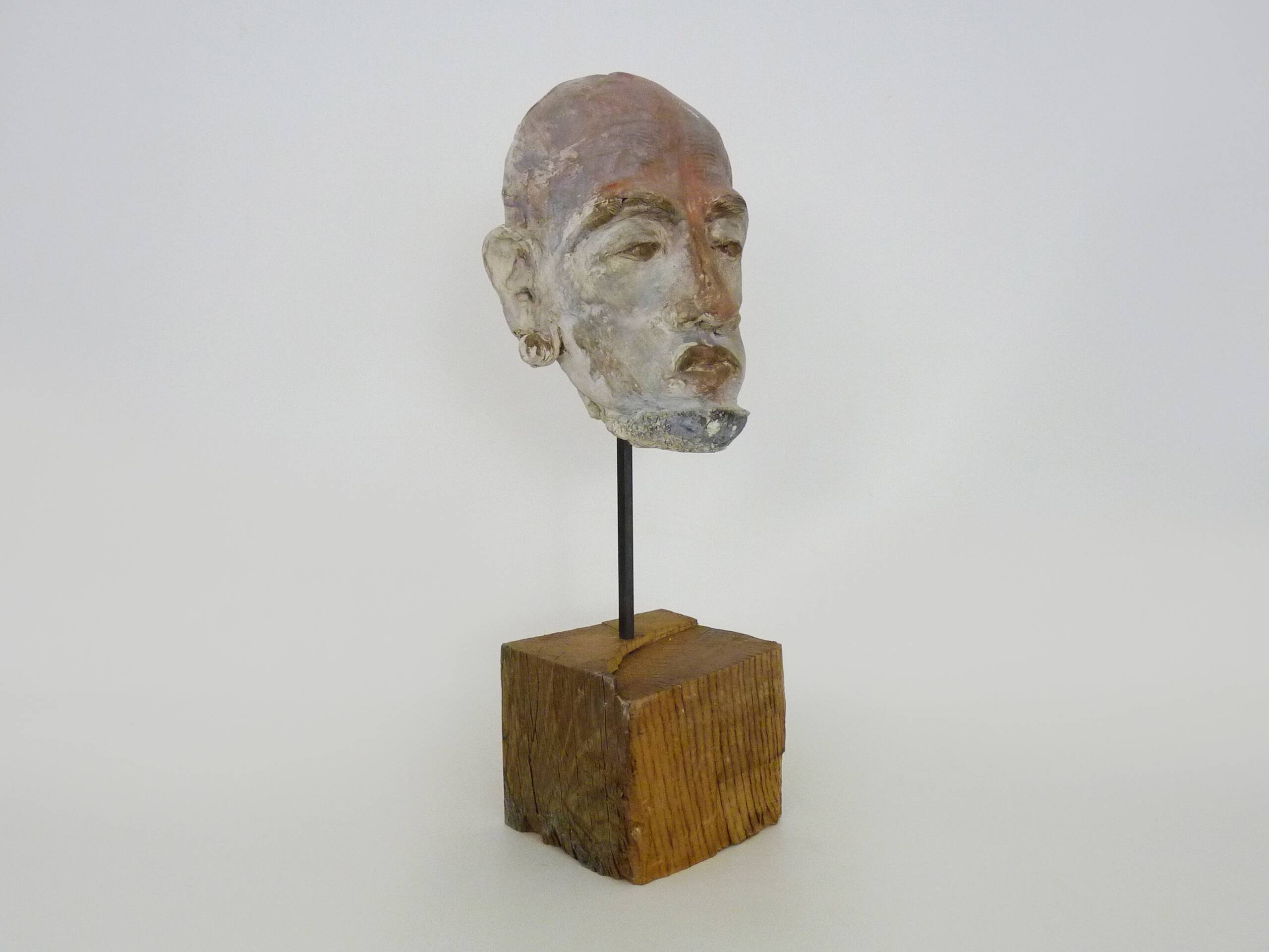 Face sculpture in polychrome earth and plaster, cabinet of curiosities. Ph Monaux. Ariège artist
