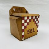 Ancienne boîte à sel en bois à décor de damier rouge et blanc