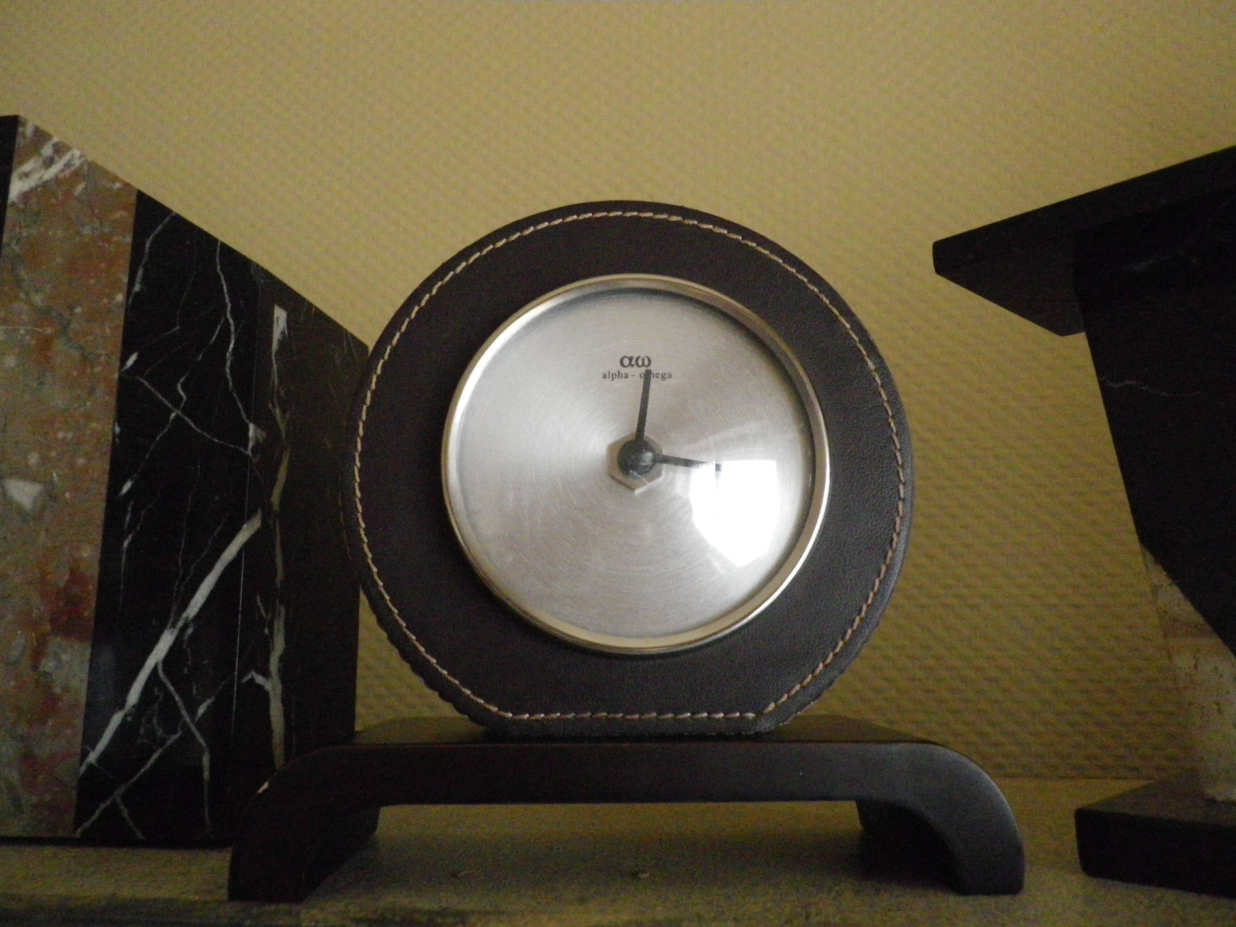Horloge à poser Alpha Omega cuir et bois années 1970