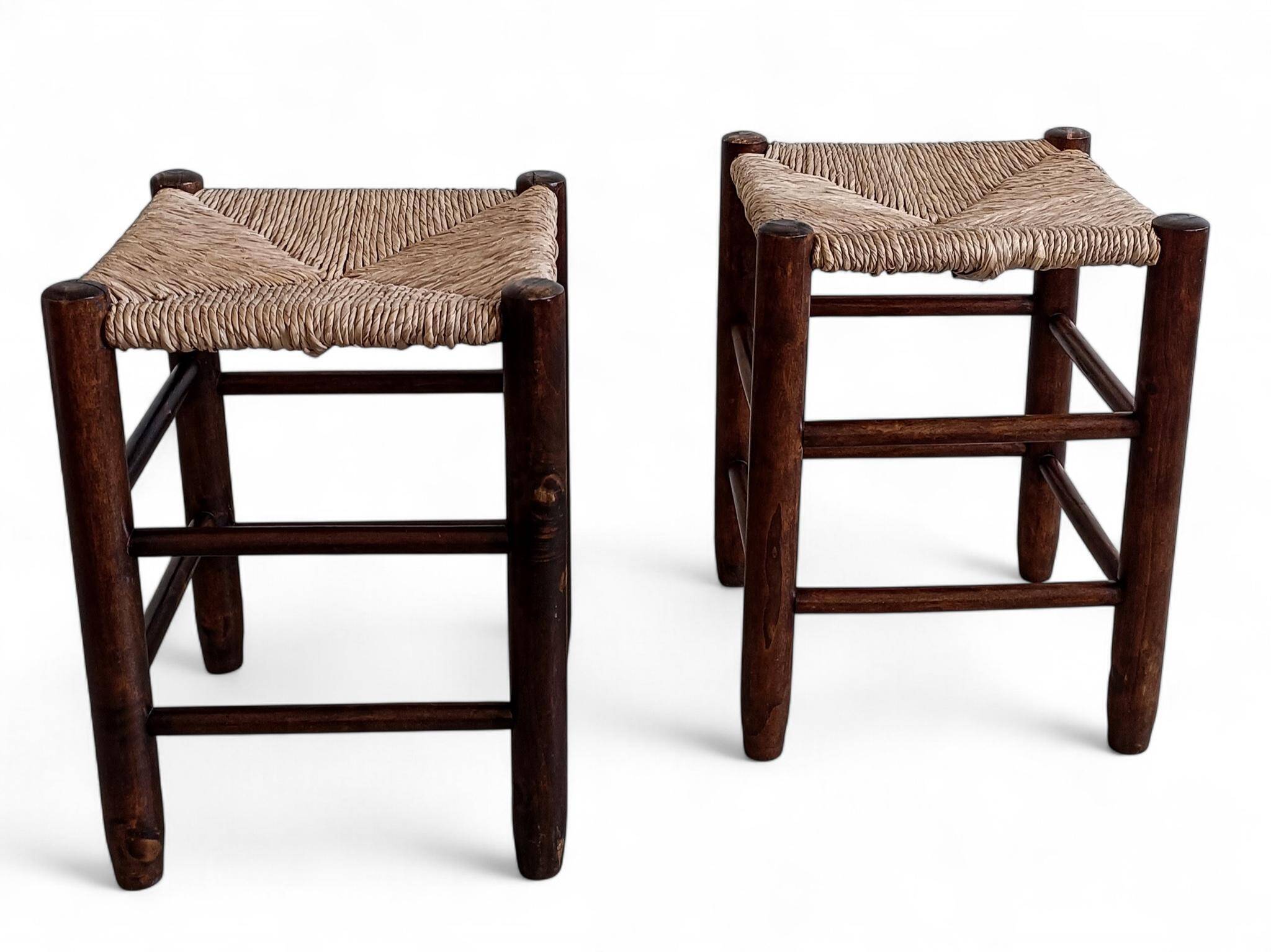 Style Charlotte Perriand, paire de tabourets en bois rustique et paille, France, vers 1950.