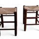 Style Charlotte Perriand, paire de tabourets en bois rustique et paille, France, vers 1950.