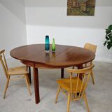 Extendable table with integrated Scandinavian style Self
