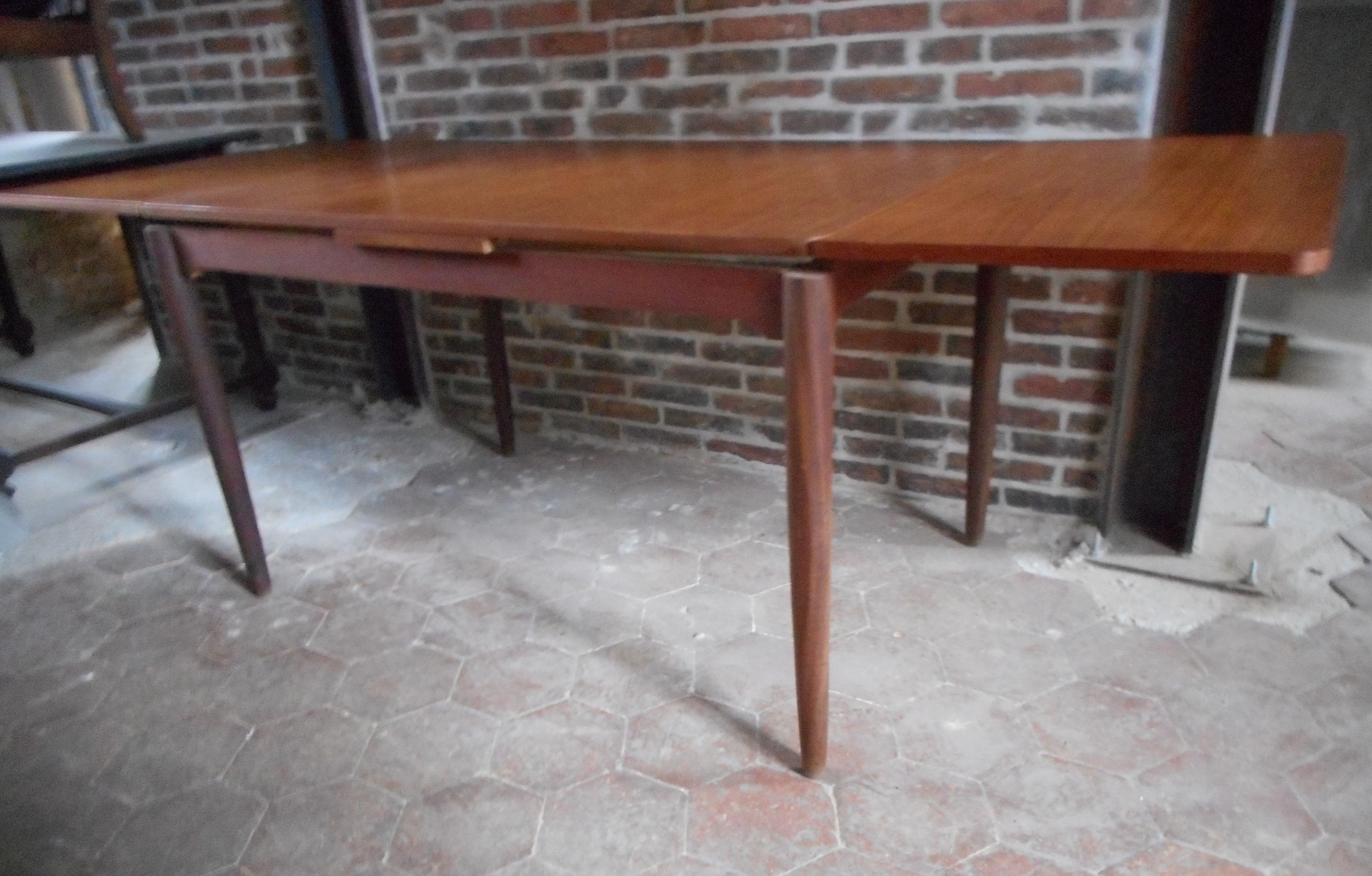 Expandable teak table