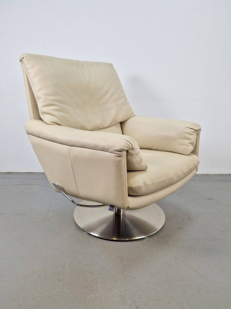Fauteuil Cece pivotant en cuir de Leolux