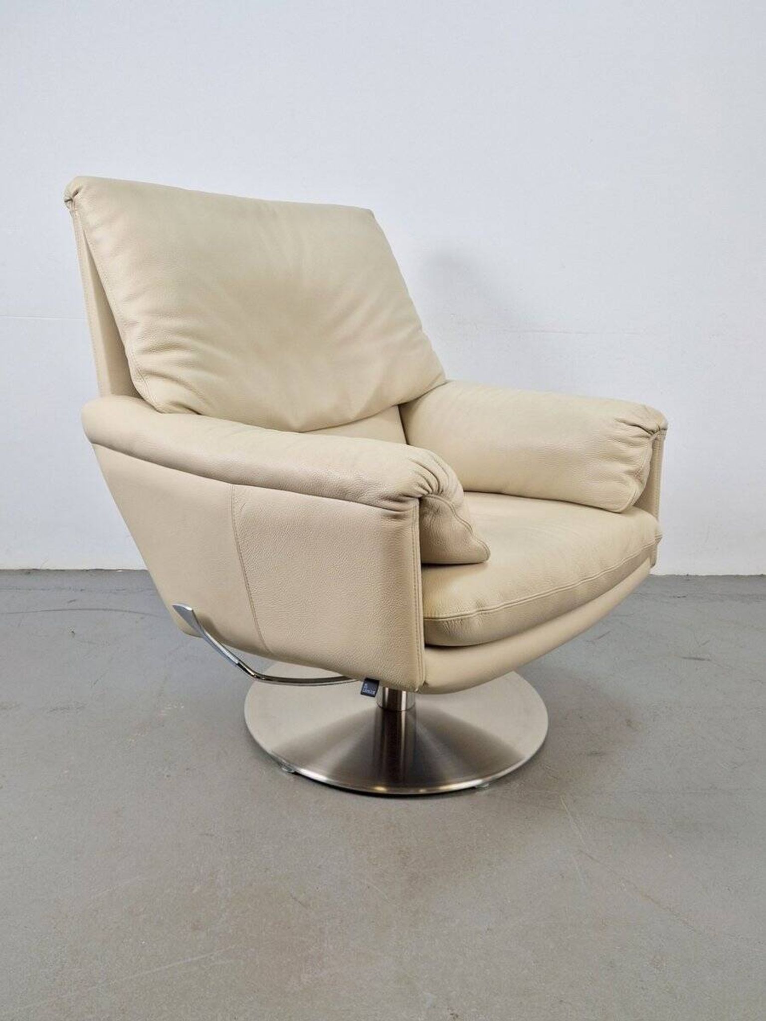 Fauteuil Cece pivotant en cuir de Leolux
