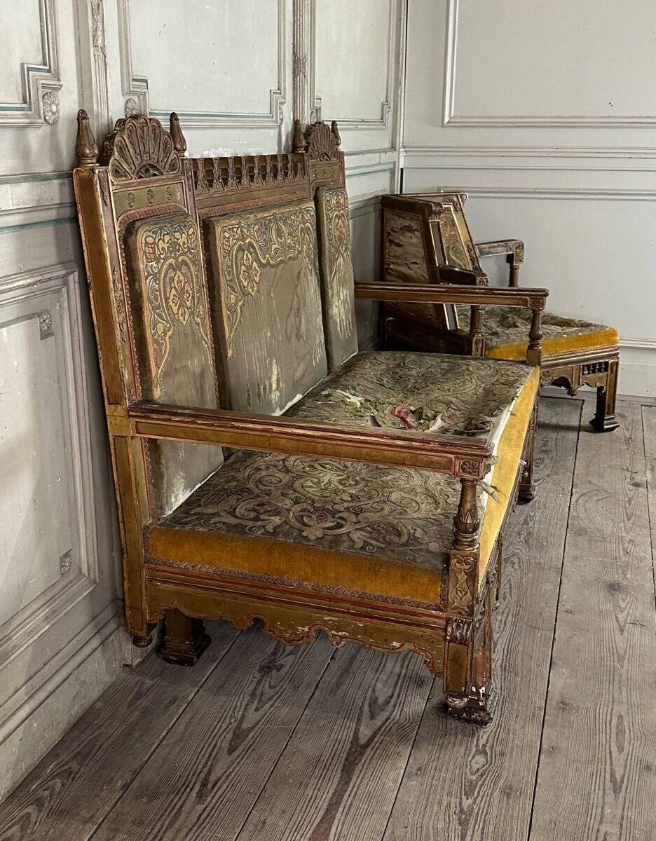 Pair of corner armchairs and an Orientalist bench in carved and polychrome wood from around 1900.