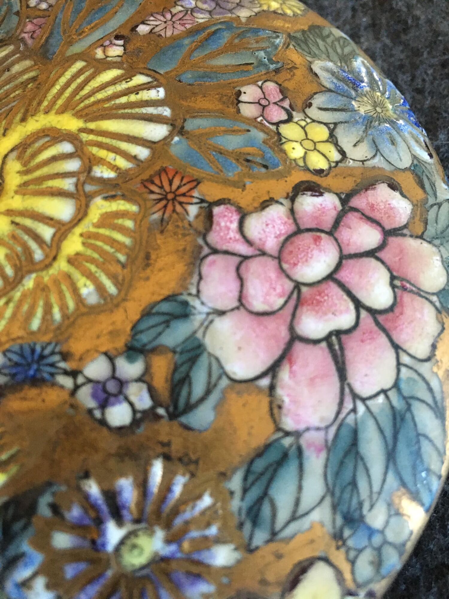 Porcelain candy with enamelled floral decorations. Pretty colors on a golden background.