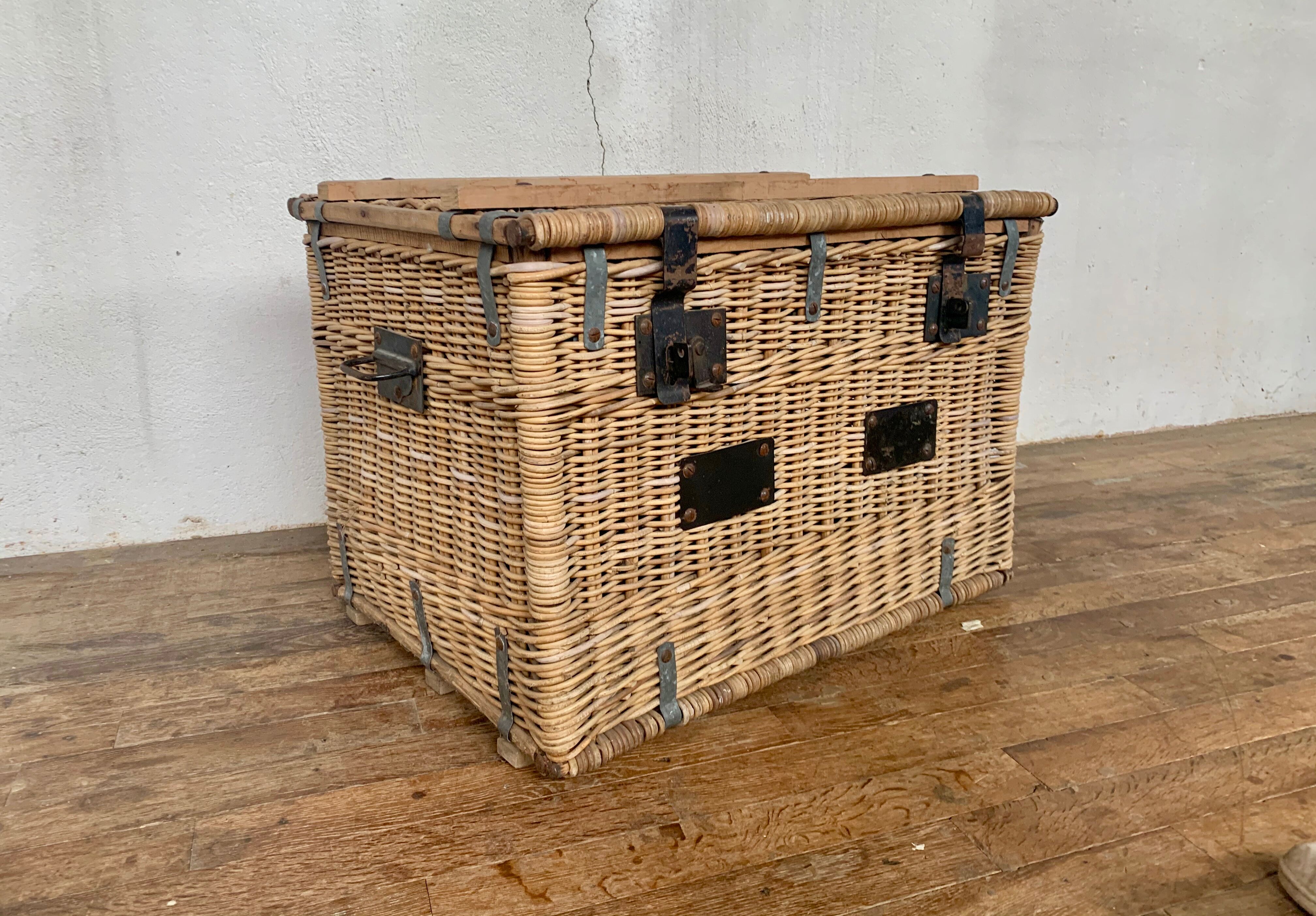 Former sncf travel trunk in rattan early XXeme