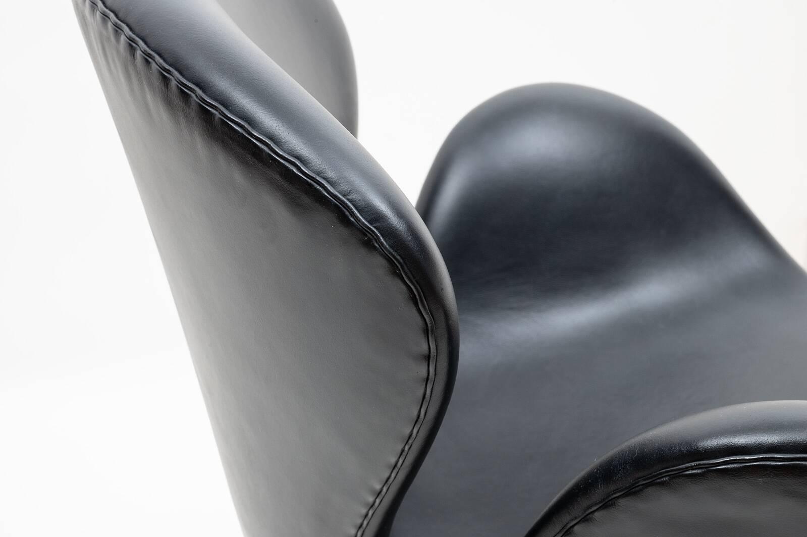 Danish Swan chair design Arne Jacobsen Fritz Hansen