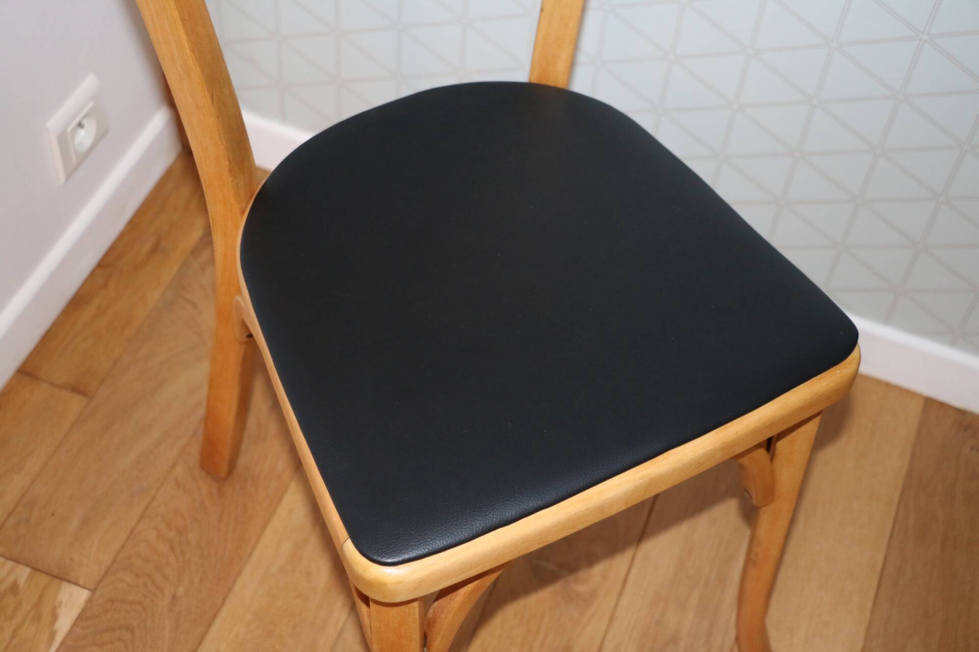 2 chaises Baumann N°19 hêtre clair skai noir